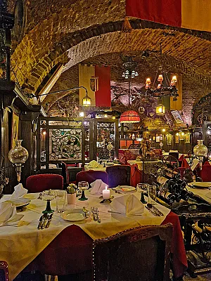 Piaristenkeller, Zither und Kaiserhüte im Klosterkeller