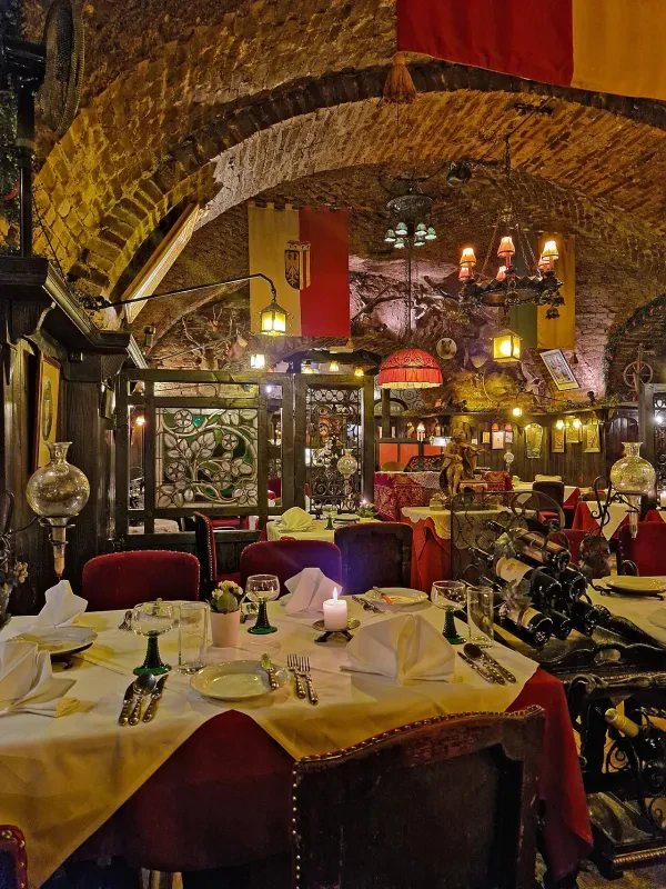Piaristenkeller, Zither und Kaiserhüte im Klosterkeller