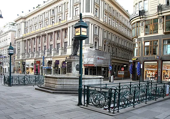 Jugendstiltoilette am Graben, das schönste stille Örtchen der Stadt