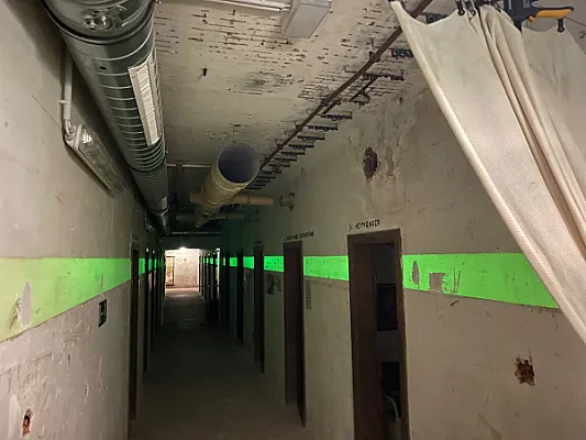 Führung durch einen historischen Luftschutzbunker